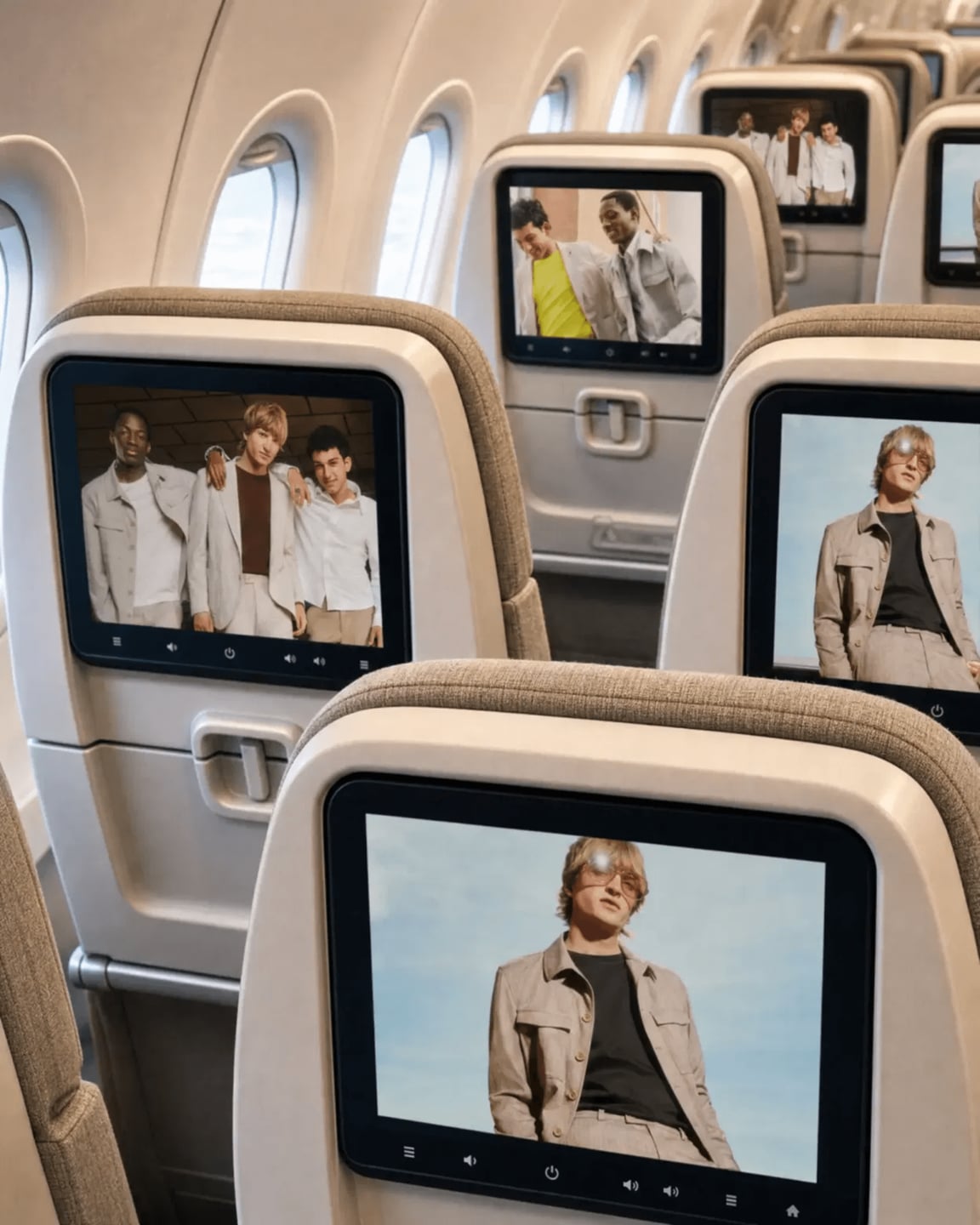 Bildschirme an den Rückenlehnen von Flugzeugsitzen
